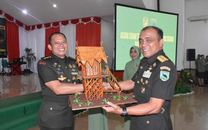 Pangdam Kasuari, Mayjen TNI Ilyas Alamsyah, S.E., M.Tr.(Han)., CGCAE memimpin langsung jalannya acara Serah Terima Jabatan (Sertijab) dan tradisi satuan Danrindam XVIII/Kasuari, yang berlangsung di Aula Makodam, Trikora, Arfai 1, Manokwari, Papua Barat, pada Jumat (8/12/2023).
