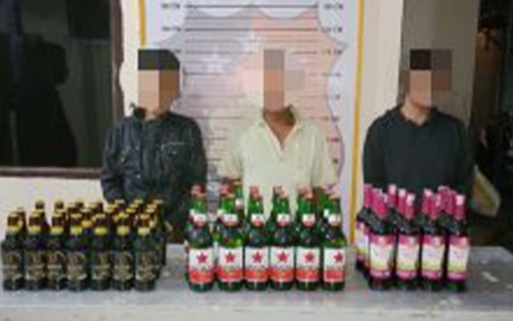 Tiga Terduga pelaku Porstitusi dan Miras diamankan Polisi ke Mako Polsek Batang Toru.