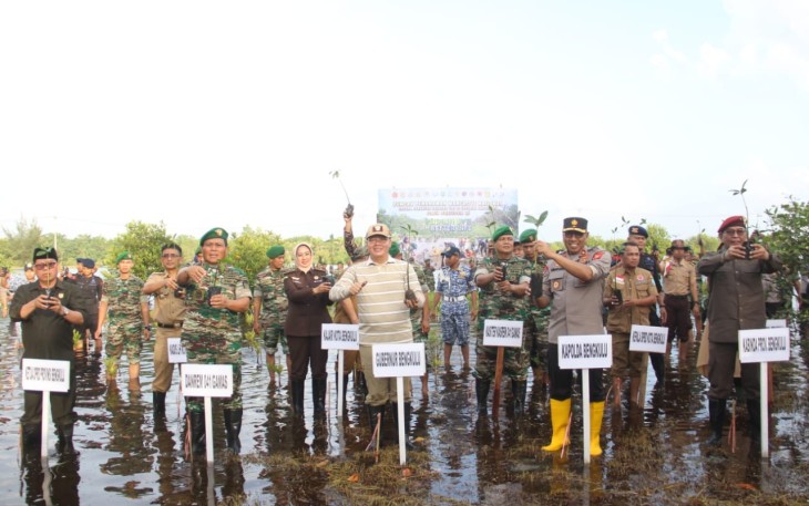 Gubernur Rohidin bersama TNI/Polri Tanam Mangrove Serentak