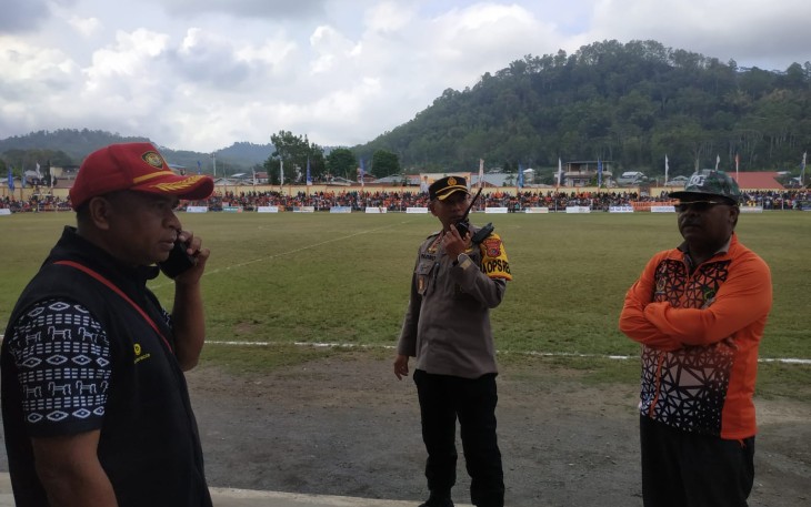 Personil Gabungan Polres Ngada Amankan Semi Final Turnamen Sepak Bola Soeratin Cup U-17 Kabupaten Ngada