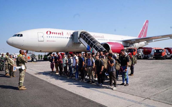 447 Pasukan Darat dan Marinir AS saat tiba di Pangkalan TNI AL (Lanudal) Juanda Surabaya, Senin (28/8/2023).