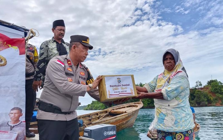 Polsek Bintan Timur saat Bagikan Paket Sembako di Laut Kepada Warga Suku Laut di Desa Air Glubi