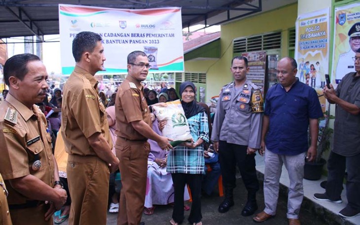 Pj. Wali Kota Payakumbuh, Rida Ananda, menyerahkan cadangan beras pemerintah untuk bantuan pangan 2023.