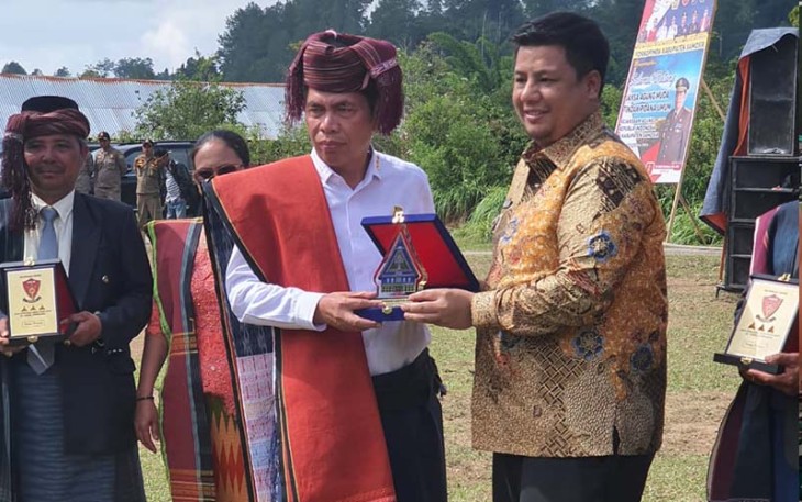 JAM-Pidum Dr. Fadil Zumhana seusai meresmikan sekaligus memberikan sambutan pada acara peresmian prasasti situs budaya Toguan Nagodang di Desa Saloan Tonga-Tonga, Kabupaten Samosir. 