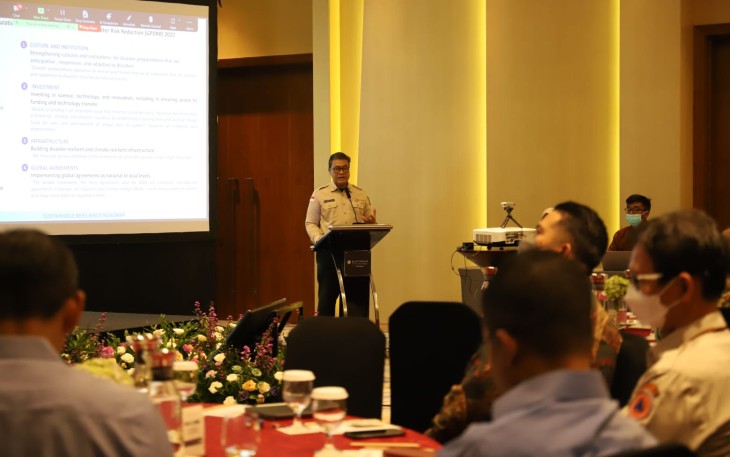 Deputi Bidang Sistem dan Strategi Dr. Raditya Jati, S.Si., M.Si. Membuka Forum Group Discussion (FGD) Penyusunan Peta Jalan (Roadmap) Teknologi, Inovasi, dan Industrialisasi Kebencanaan guna menunjang Resiliensi yang berkelanjutan di Hotel Pullman Jakarta, pada Kamis (21/12)