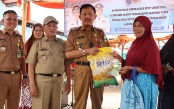 Bupati Pesisir Barat, Agus Istiqlal, bersama Wakil Bupati Pesisir Barat, A. Zulqoini Syarif, saat di Pasar Way Batu Kec. Pesisir Tengah, Selasa (28/03/2023).