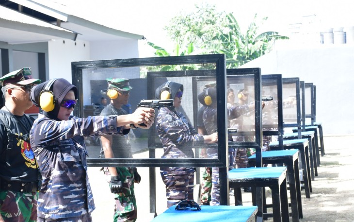 Menjelang HUT Ke-61 Tahun 2024 Korps Wanita TNI Angkatan Laut (Kowal) Makassar menggelar lomba menembak, bongkar pasang senjata dan lomba renang estafet bertempat di lapangan tembak dan kolam renang Tirto Sagoro 05 Lantamal VI Makassar, Kamis (14/12/2023)