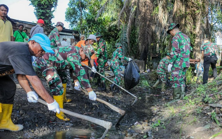  Kodim 0320/Dumai Dengan Unsur Terkait Laksanakan Karya Bakti di Pasar Bundaran, Kecamatan Dumai Timur, Kota Dumai, Jumat (8/12)