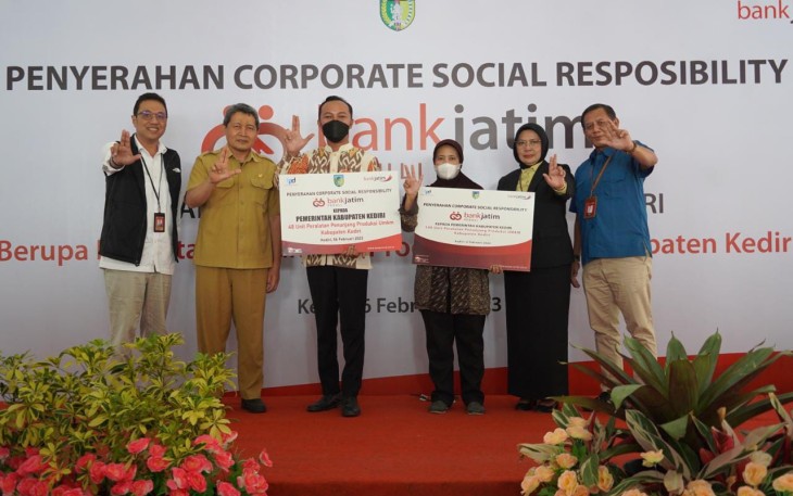 Bank Jatim Serahkan CSR kepada Pemkab Kediri