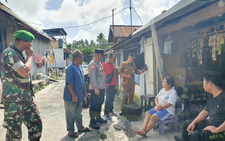 Sertu Gunawan saat mendampingi aparat pemerintah kelurahan saat melakukan sidak warga di wilayah binaannya