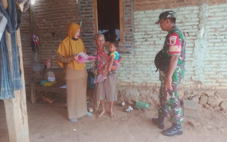 Door to door Babinsa Koramil Gemarang Lakukan Lakukan Pendataan Stunting