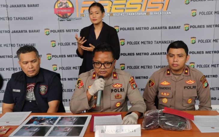 Kapolsek Metro Tamansari Polres Metro Jakarta Barat Kompol Adhi Wananda Saat Memberikan Keterangan Pers 