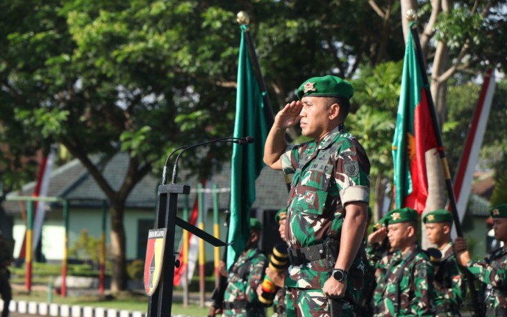 Kasdivif 2 Kostrad Brigadir Jenderal TNI Primadi Saiful Sulun, S.Sos., M.Si., saat memimpin jalannya upacara penyerahan Simbol Yudha Wastu Pramuka Jaya