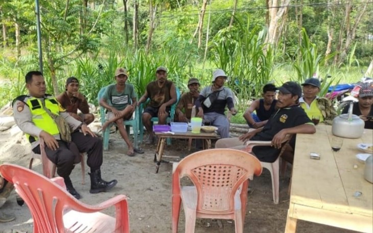 Bhabinkamtibmas Polsek Belitang Tiga saat sambang warga binaanya.