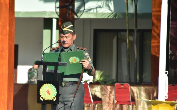 Danrem Santiago Brigjen TNI Wakhyono saat Pimpin Upacara Mingguan di Lapangan Santiago Makorem
