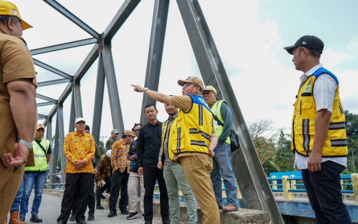 Gubernur Rohidin Tinjau Kondisi Jembatan Air Nipis