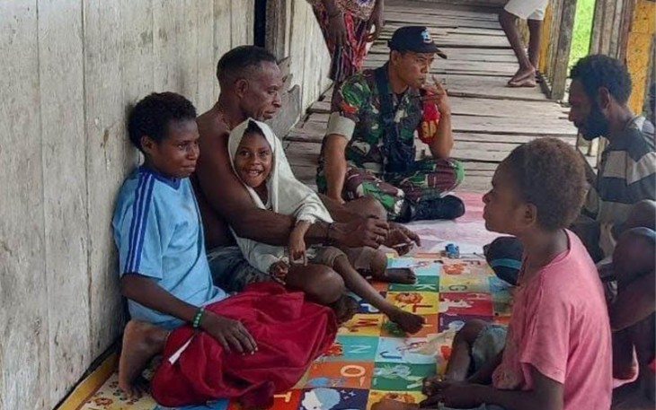 Babinsa Mapurujaya saat Komsos dengan Warga di Pesisir Pantai