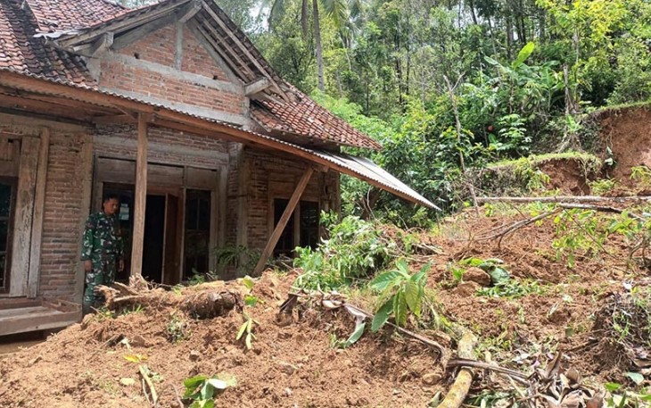 Babinsa Watuagung saat Tinjauan Langsung Bencana Alam Tanah Longsor di Watuagung