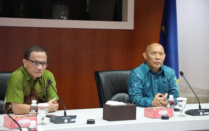 Anggota Bidang Administrasi dan Keuangan BP Batam (Memakai Batik Biru) bersama Komisioner Komisi Informasi Pusat (KIP) Gede Narayana (mengenakan Batik Hijau) dalam FDG PPID BP Batam, Rabu (15/3/2023).