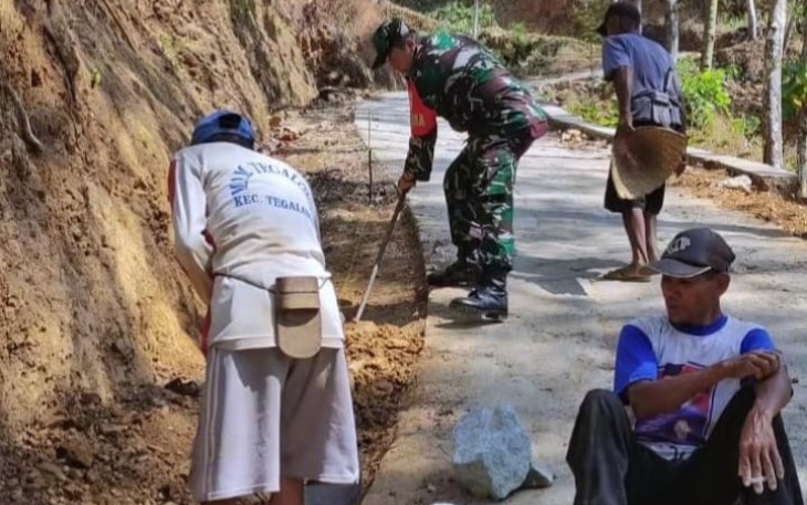 Babinsa Koramil 0801/04 Tegalombo Bersama Warga Lakukan Pemeliharaan Jalan