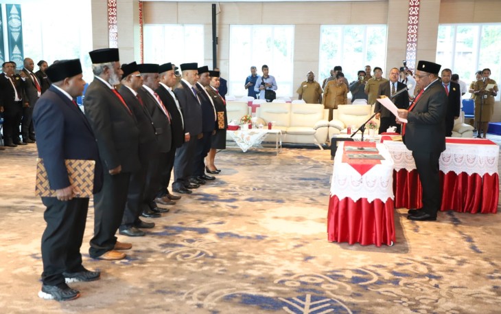  Wamendagri Lantik 8 Anggota MRP Provinsi Papua Masa Jabatan 2023-2028