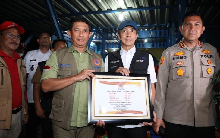 Kepala BNPB Letjen TNI Suharyanto S.Sos., M.M., (baju hijau rompi) meninjau lokasi tanah longsor di Kampung Sirna Sari RT 07 RW 04, Kelurahan Empang, Kecamatan Bogor Selatan, Kota Bogor, Jawa Barat, Rabu (15/3).
