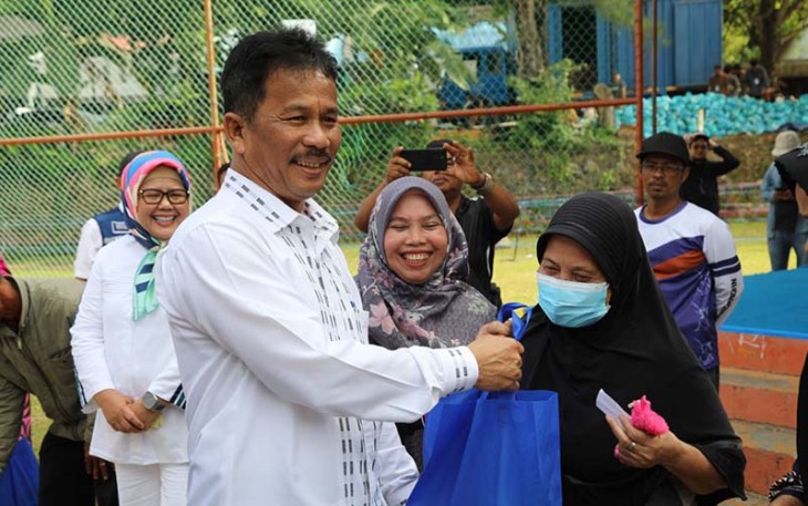 Kepala BP Batam Muhammad Rudi saat Distribusikan 7.200 Paket Sembako di Kecamatan Batu Ampar 