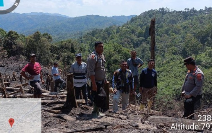 Kapolsek Batangtoru, AKP Tona S, SH, langung terjun ke lokasi lahan terbakar yang persisnya terletak di Dusun Adian Nauli, Desa Siuhom, Tapsel.