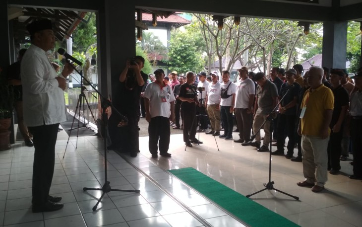 Bupati Juliyatmono memberikan arahan sebelum melepas rombongan DPD PPDI Karanganyar menuju Jakarta, di halaman Kantor Setda setempat, Sabtu (18/3/2023) sore.