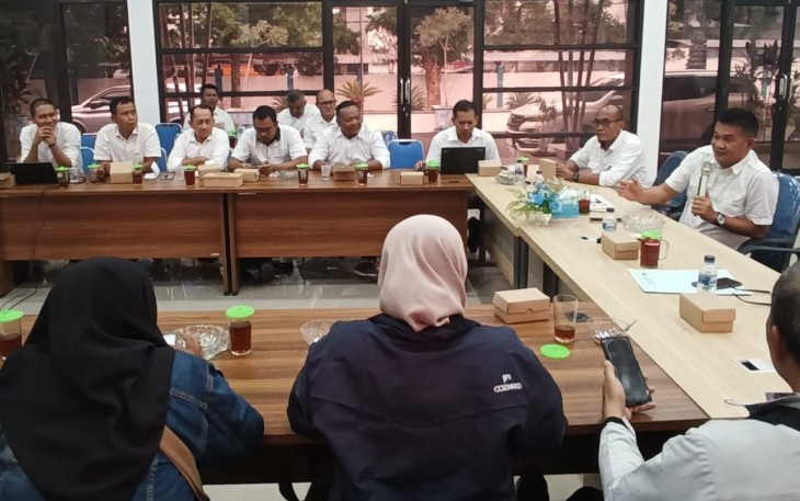 Dirut PUDAM Tirta Lawu Prihanto (memegang mikrofon), saat memberikan keterangan kepada wartawan, Rabu (27/12/2023).