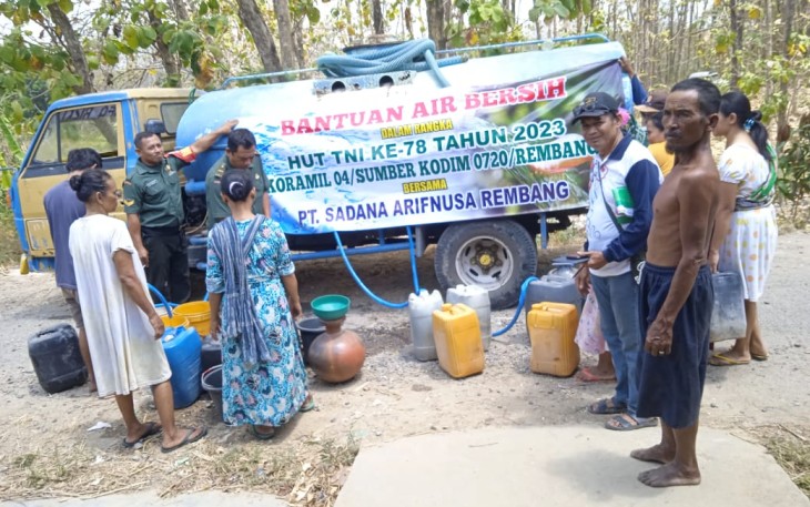 Koramil Sumber Gelar Baksos Pembagian Air Bersih 