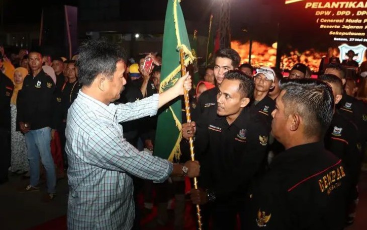  Kepala BP Batam, Muhammad Rudi, saat menyerahkan pataka kepada pengurus DPC se-Kota Batam