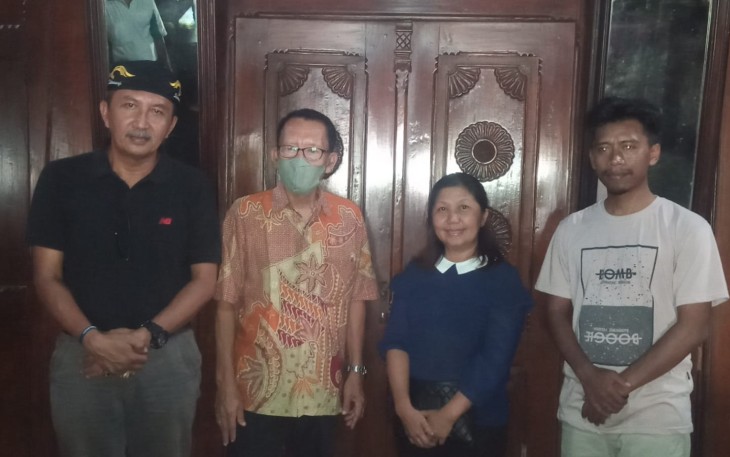 Suwondo, pecinta budaya, menemui langsung 'trah' Kiai Sadrach, Puwanto Nugroho (Ketua Majelis) yang berstatus 'canggah pembajeng' di rumah yang dulunya pernah menjadi tempat hidup sosok fenomenal pada masanya, Rabu (24/05/2023.)