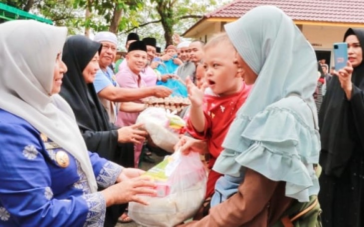 Wali Kota Rahma saat Serahkan Paket Sembako Sesuai Asnaf