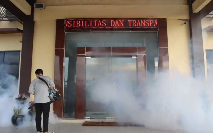 olres Kubu Raya Lakukan Fogging Lingkungan Asrama Polri 