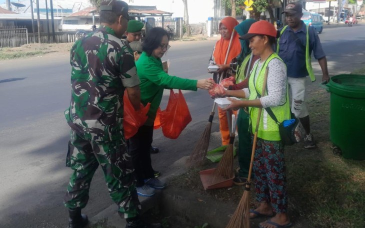 Personil Kodim 1310/Bitung saat berbagi makanan siap saji kepada masyarakat dalam program jumat berkah Kodim 1310/Bitung