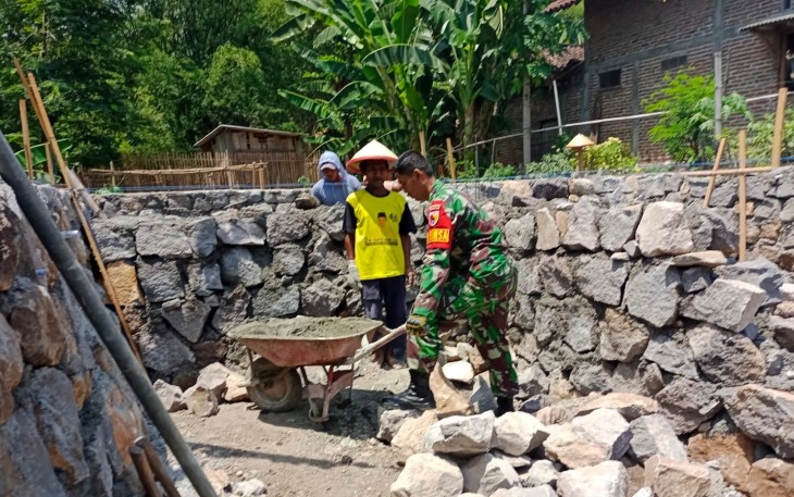 Babinsa Koramil Balerejo Bantu Bangun Rumah Warga