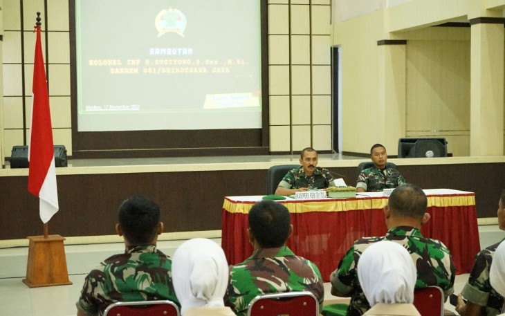 Prajurit dan PNS Korem 081/DSJ Ikuti Sosialisasi Netralitas TNI