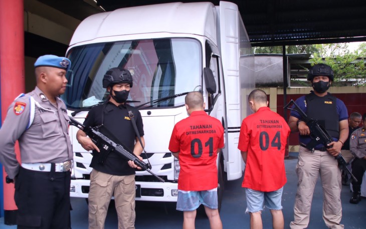 Dua tersangka (kenakan baju tahanan) saat diamankan