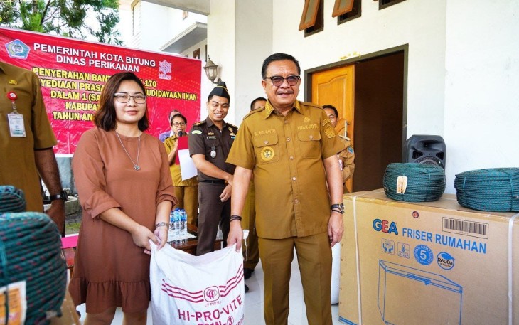 Wali Kota Maurits Mantiri Serahkan Bantuan Kelompok Usaha Perikanan Darat dan Laut