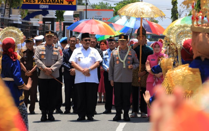 Bupati Pasaman H.Benny Utama dan Kapolres Pasaman, AKBP Yudho Huntoro beserta Forkopimda Pasaman saat sambut kedatangan Kapolda Sumbar Irjen Pol Suharyono, Rabu (8/3/23). 