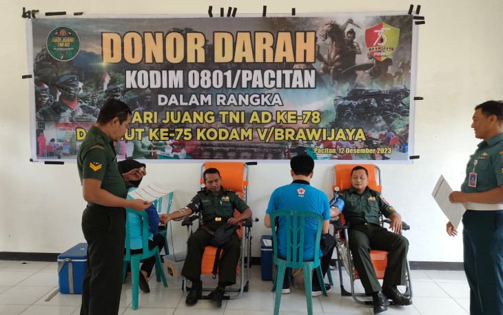 Kodim 0801/Pacitan menggelar aksi sosial donor darah yang berlangsung, di Posbindu Makodim Jl. Letjen Suprapto No. 42 Pacitan, Selasa (12/12/2023)