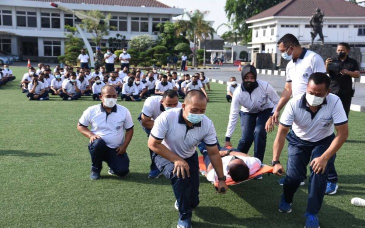 Pelatihan dasar mengenai langkah-langkah pertolongan pertama kepada para Prajurit dan PNS, yang dihadiri langsung oleh Pangkolinlamil Laksma TNI Hudiarto Krisno Utomo, PSC(J)., M.A., M.M.S., CHRMP bersama Para Pejabat Utama dan Kasatker Kolinlamil, bertempat di Lapangan M. Silam Mako Kolinlamil, Tanjung Priok, Jakarta Utara, Jumat (15/12)