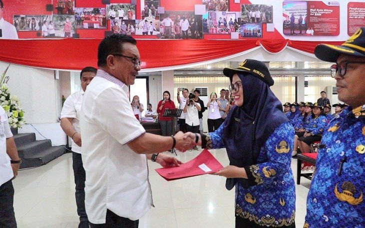 Wali Kota Bitung Maurits Mantiri saat menyerahkan SK P3K kepada guru SD dan SMP Se-kota Bitung