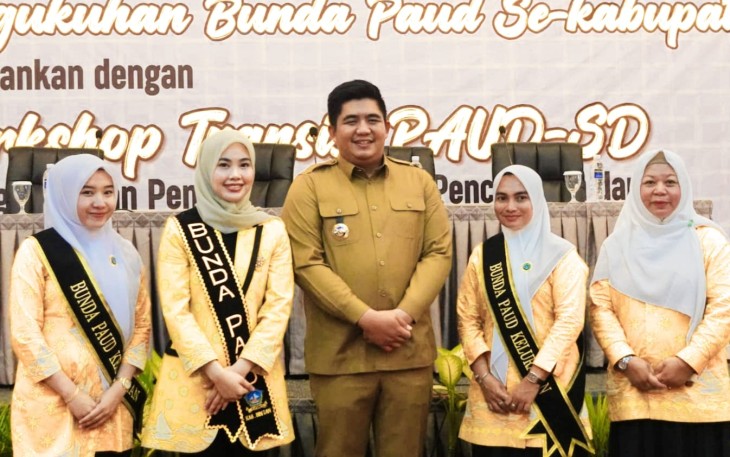 Bupati Bintan Roby Kurniawan saat foto bersama usai acara 