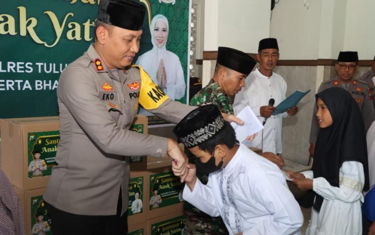 Kapolres Tulungagung AKBP Eko Hartanto SIK MH saat memberikan santunan kepada anak yatim di masjid Baiturrahim