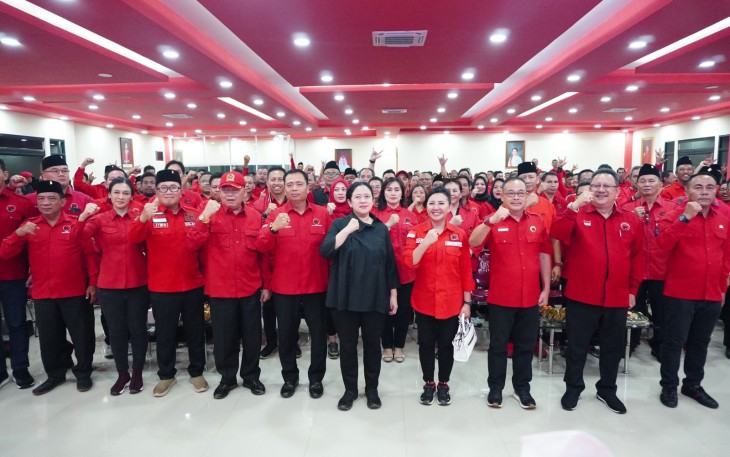 Ketua DPP PDI Perjuangan Puan Maharani Foto Bersama 