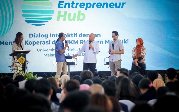 MenKopUKM Teten Masduki saat berdialog dengan mahasiswa Universitas Merdeka dalam program Entrepreneur Hub yang diselenggarakan oleh Kementerian Koperasi dan UKM (KemenKopUKM) di Malang, Rabu (15/03).