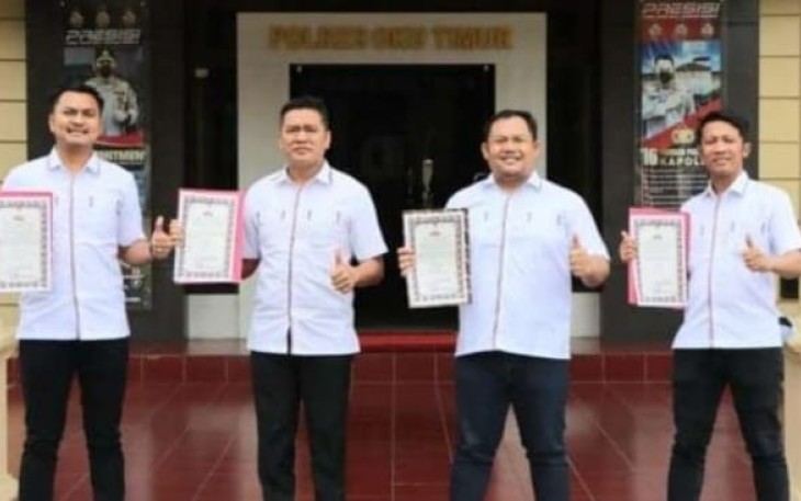 Anggota Intelkam saat Mendapat Penghargaan dari Kapolres Oku Timur