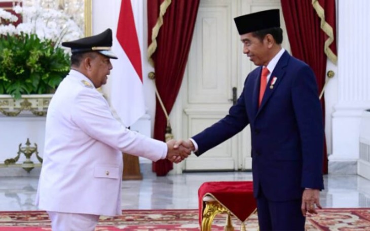Presiden Jokowi melantik Gubernur Riau Edy Natar Nasution, Senin (27/11/2023) di Istana Negara.